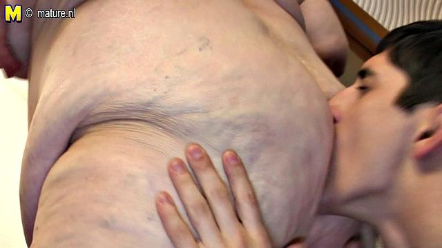 похотливая бабушка трахается с молодым жеребцом