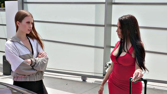 Жаркая битва мачехи и падчерицы: кто доведет консьержа до оргазма