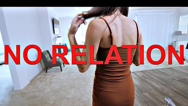 сводная сестра учит джея двигаться в постели