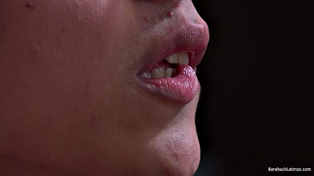 Дерек дрочит и кончает на камеру, показывает большой член