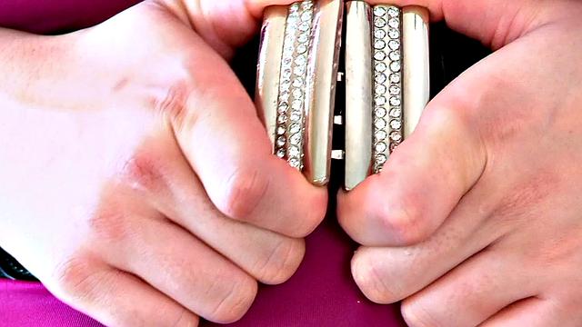 Джейн трясет огромными натуральными сиськами на пляже