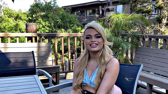 Дестини шутит, что у неё глотка как туннель метро