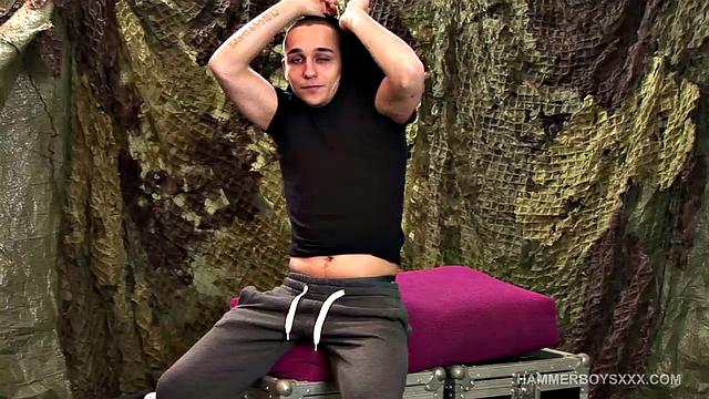 Gregory Wall дрочит свой большой член и кончает мощно