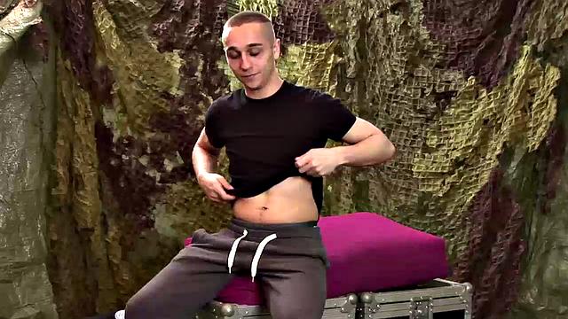 Gregory Wall дрочит свой большой член и кончает мощно