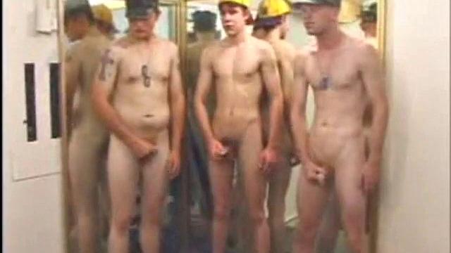 Скейтер отложил доску и занялся двойной работой