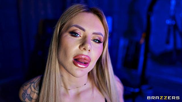 Georgia Koneva страстно лижет зад Jayme D и сквиртит в темной bdsm комнате.