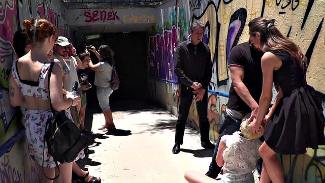 Блондинка на каблуках жестко трахается и получает золотой дождь на природе