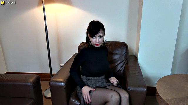 Зрелая красотка ласкает свою мокрую киску