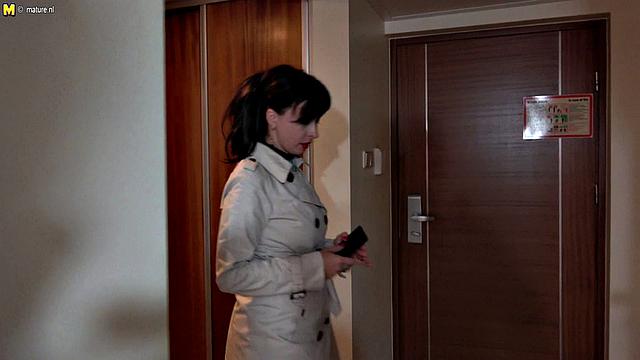 Зрелая красотка ласкает свою мокрую киску