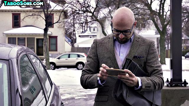 Пушистый отчим трахает в попу симпатичного пасынка до мощного оргазма спермы.