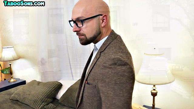 Пушистый отчим трахает в попу симпатичного пасынка до мощного оргазма спермы.