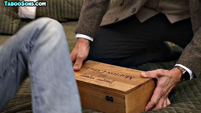 Пушистый отчим трахает в попу симпатичного пасынка до мощного оргазма спермы.