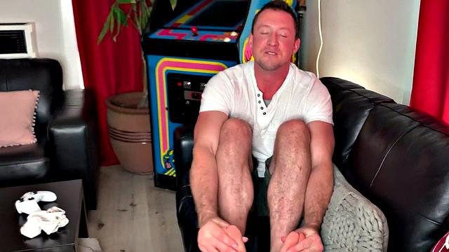 мускулистый фетишист по ногам разрабатывает жопу толстым дилдо