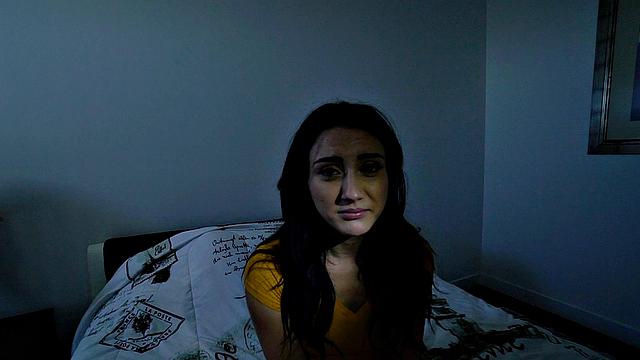 брюнетка с аппетитной жопкой получает пальчики и член в гладкую киску