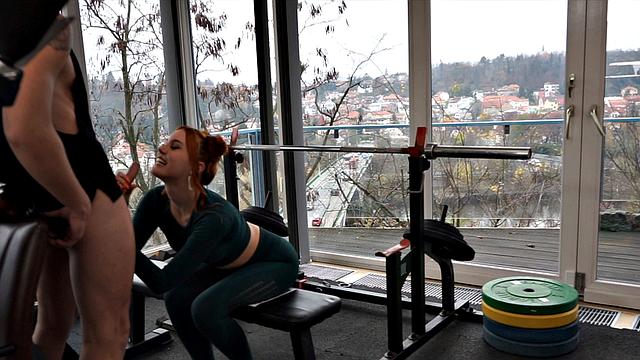 рыжая charlie red дразнит в сетке и ловит сперму на лицо