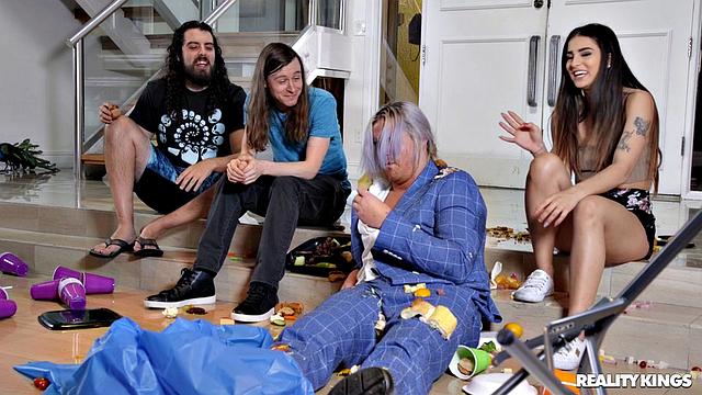 Ниа Накки и Джулианна Вега устраивают жаркую групповуху на съемках с Шоном Лоулессом и Дерриком Феррари, пока команда ловит неожиданные моменты страсти и ревности на площадке.