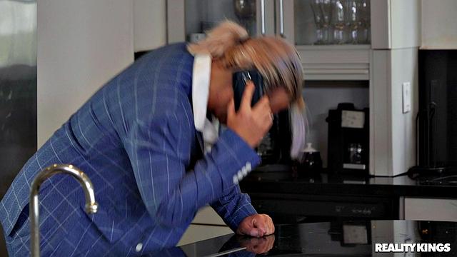 Ниа Накки и Джулианна Вега устраивают жаркую групповуху на съемках с Шоном Лоулессом и Дерриком Феррари, пока команда ловит неожиданные моменты страсти и ревности на площадке.