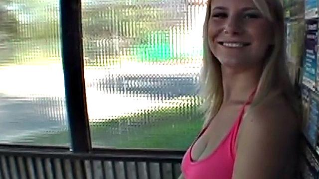 блондинка с сиськами сначала отсосала, потом дала прямо на свежем воздухе