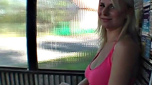 блондинка с сиськами сначала отсосала, потом дала прямо на свежем воздухе