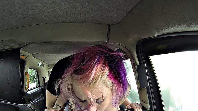 американская бешенка в тачке сносит крышу диким аналом и фистингом