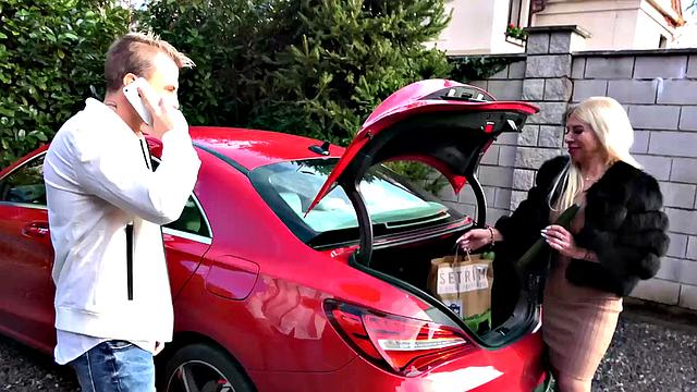 милфа Эми Лав шутит: опыт идёт в комплекте с формами