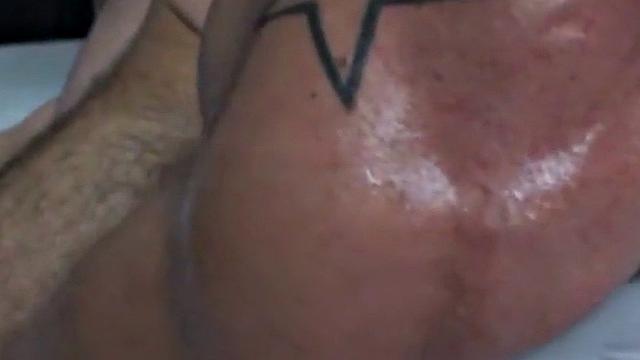 Татуированный немецкий качок орет от мощного анала с парнем