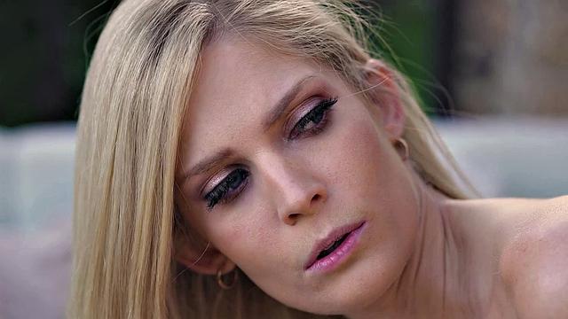 21 SEXTURY - Horny Girl Candee Licious Gets Ass Fucked To Start The Day