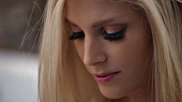 21 SEXTURY - Horny Girl Candee Licious Gets Ass Fucked To Start The Day