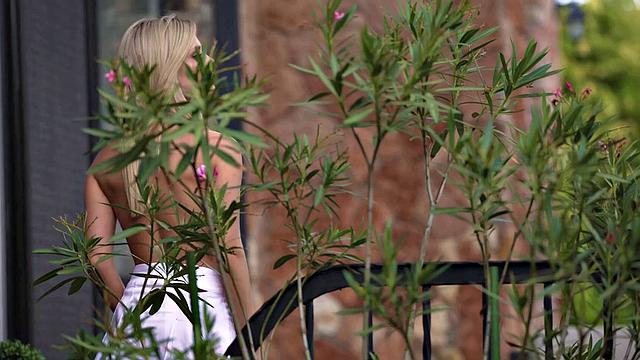 21 SEXTURY - Horny Girl Candee Licious Gets Ass Fucked To Start The Day