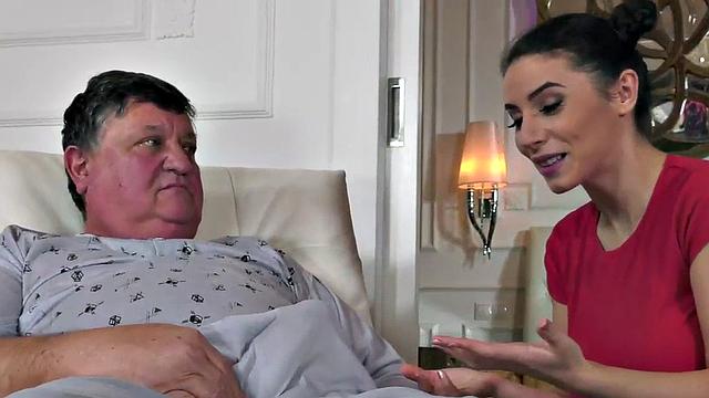 пенсионерка кайфует, когда молодая с большими сиськами скачет на ней и трется грудью