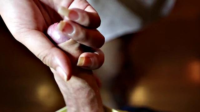 тайка в платье глубоко сосёт большой белый член