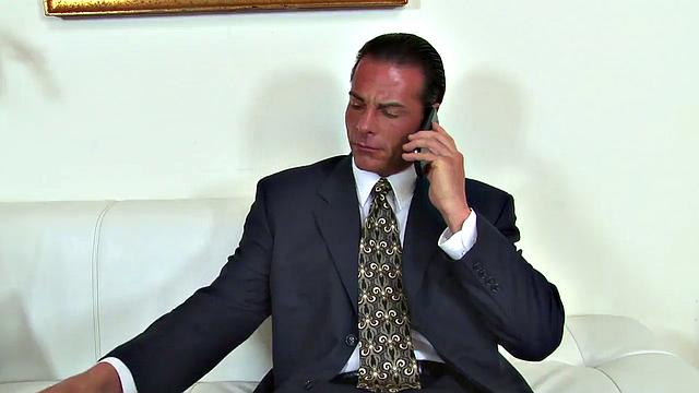 Лондон Киз раздвигает ноги и кайфует от секса по-взрослому с азиаткой и большими сиськами в колготках.