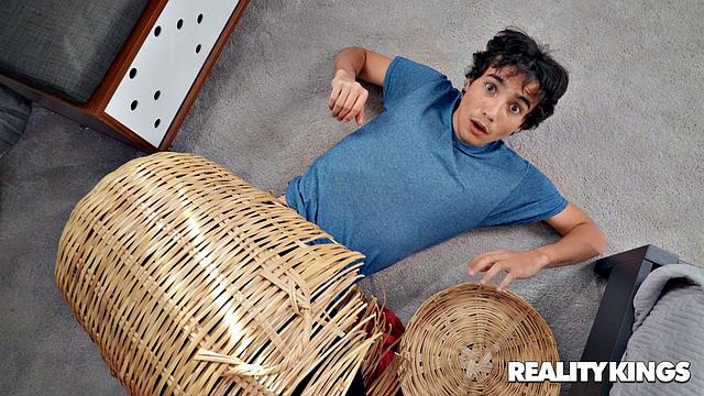 Рики Spanish мечтает выебать ненасытную Еву Notty, пока ее муж бездействует рядом.