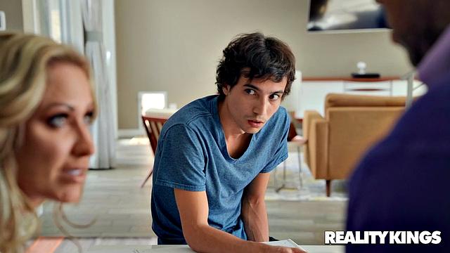 Рики Spanish мечтает выебать ненасытную Еву Notty, пока ее муж бездействует рядом.