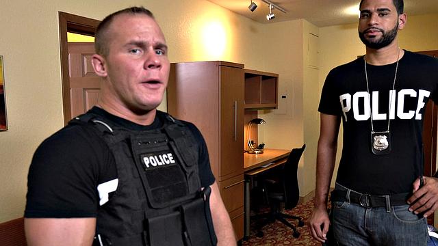 Дэмиен Николс попал в плен страсти, связанный в отеле