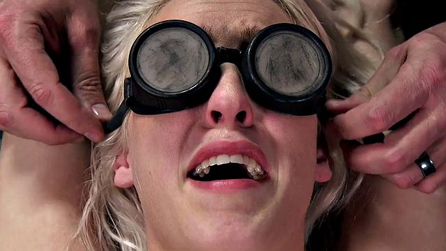 жесткая госпожа связывает рабыню и доводит до оргазма игрушками