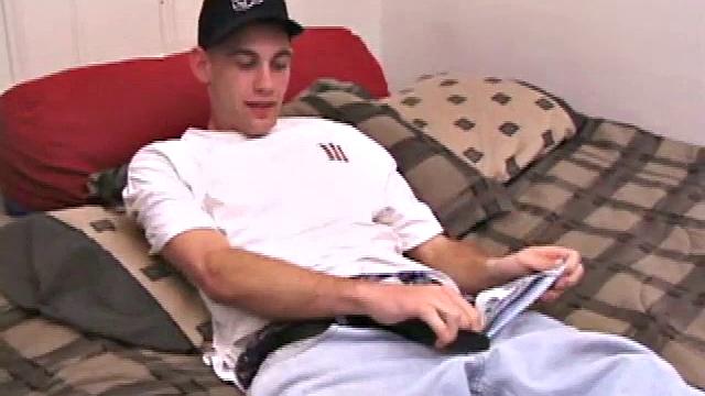 Ник дрочит игрушкой