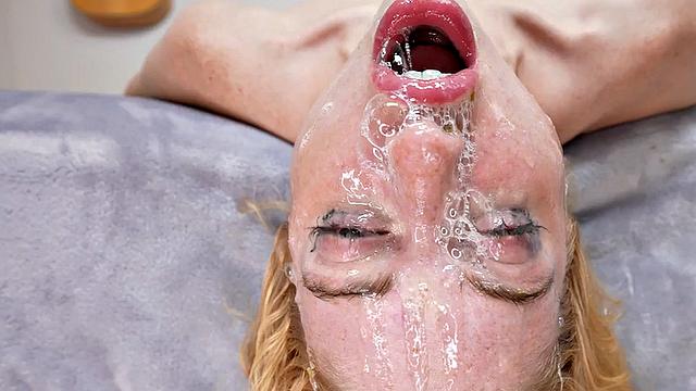 смотри, как стройная жена заглатывает член мужа