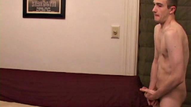 Шон Коэн меряется с парнями, дрочит напоказ и заливает простыню