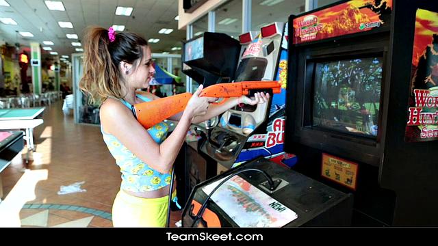 zoey foxx скачет на огромном члене и вся в сперме