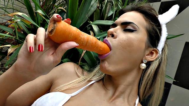 Tgirl Barbara Perez Fucks Her Ass with a Carrot and a Fucking Machine
