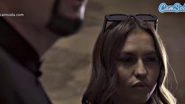 Трешовый трах втроём с секс-куклой: парень явно не ожидал такого шоу!