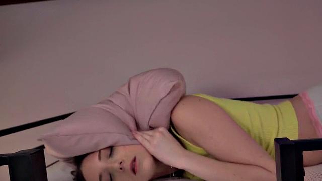 21yo babe sucks cock and pussysmashed in hotel by roommate