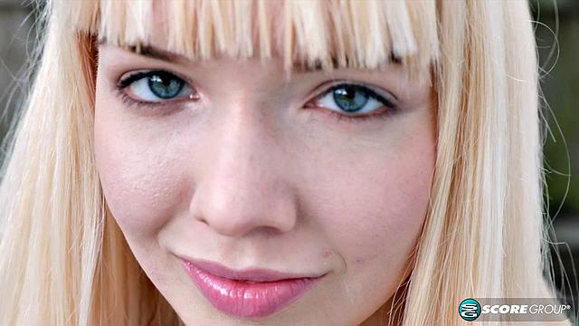 Свира раздевается на улице и дрочит пальцами свою киску