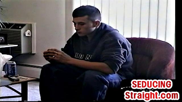 Домашний красавец дрочит член и кончает на соло