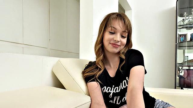 Лейла Коув соблазняет своего отчима в гостиной