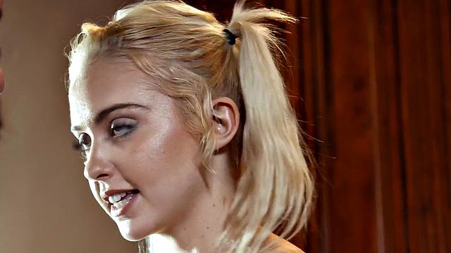 миниатюрка с волосатой киской безумно скачет и глубоко сосёт