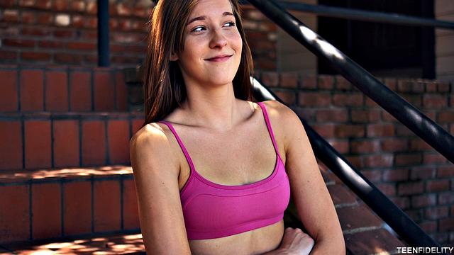 Молли в шортах: пот льется рекой, но сперма еще круче