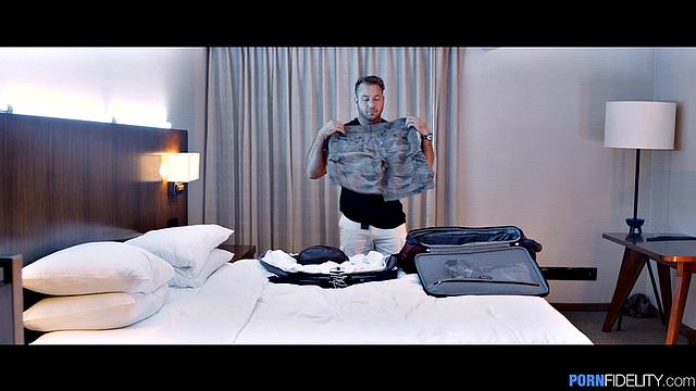 навязчивая брюнетка в его рубашке жарко скачет на члене на кровати