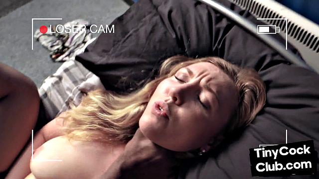 Мелкий неудачник дрочит, пока его бабу жарит брутальный bbc